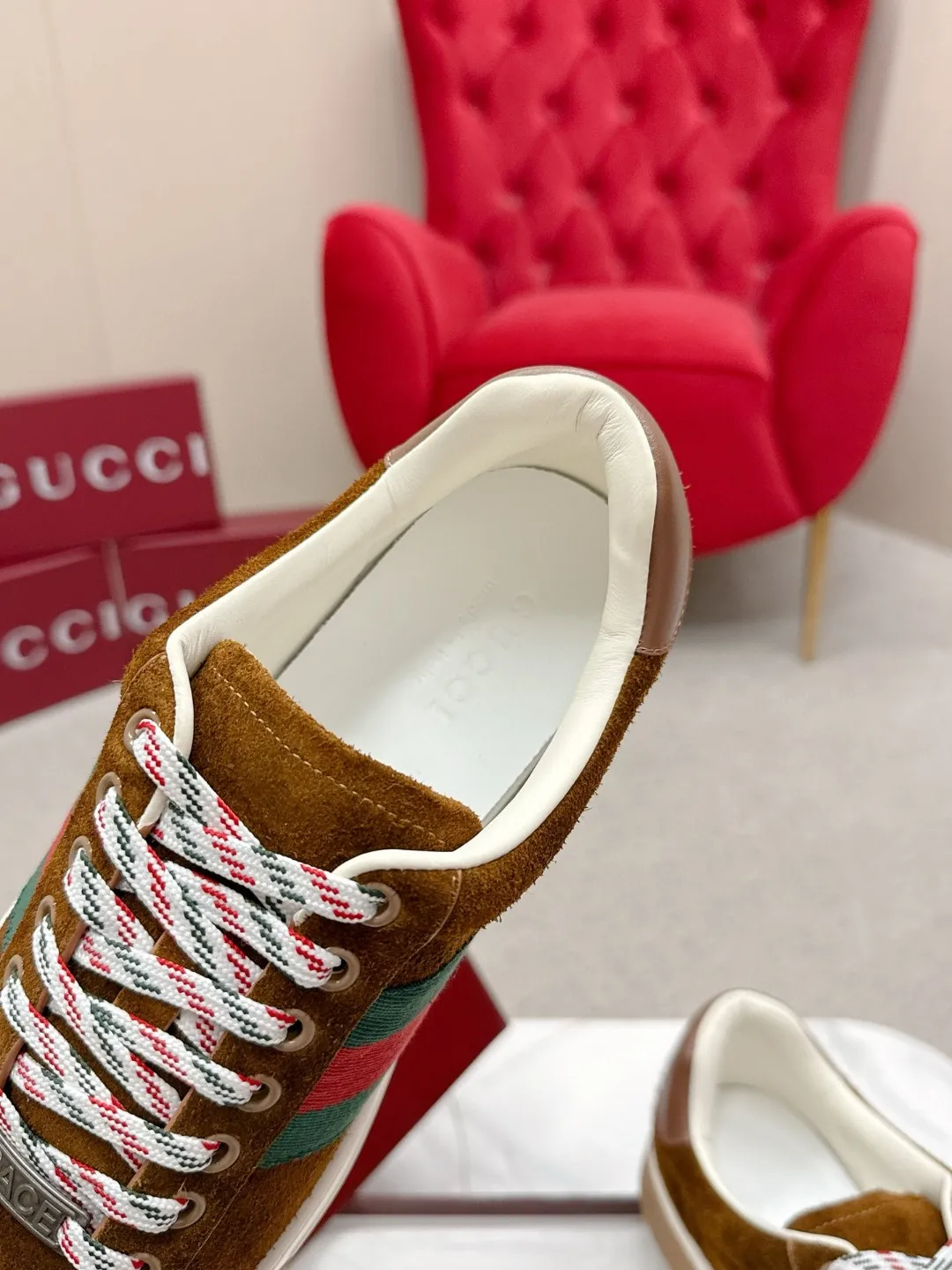 Factory price: 460💰Gucci Gucci's latest ACE series casual sports shoes, the same style as all the stars, classic brown canvas + leather stitching, the red and green stripes on the side are very recognizable. Perfect shoe last, perfect for daily casual wear, super beautiful and comfortable on the feet, a must-have for fashionistas 💯 ☑️Material: Original customized imported first-layer cowhide ☑️Inner lining: Customized imported cowhide ☑️Outsole: Original molded non-slip TPU sole ☑️Sole thickness: 2.5cm ☑️Size: Men's 38-44, customized 45